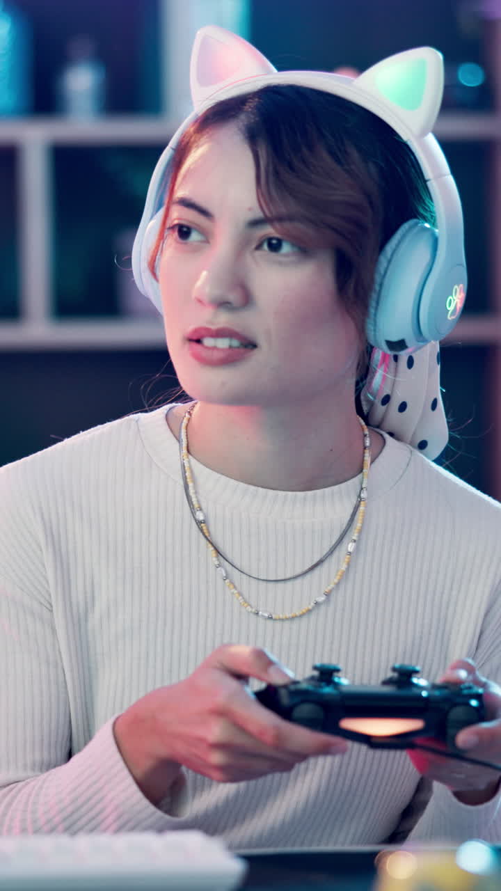 Mulher jogando videogame com fones de ouvido de orelha de gato