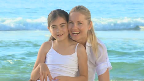 madre e hija en una playa