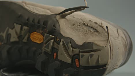 hacer zoom en el talón desgastado de la suela del zapato de la bota de senderismo