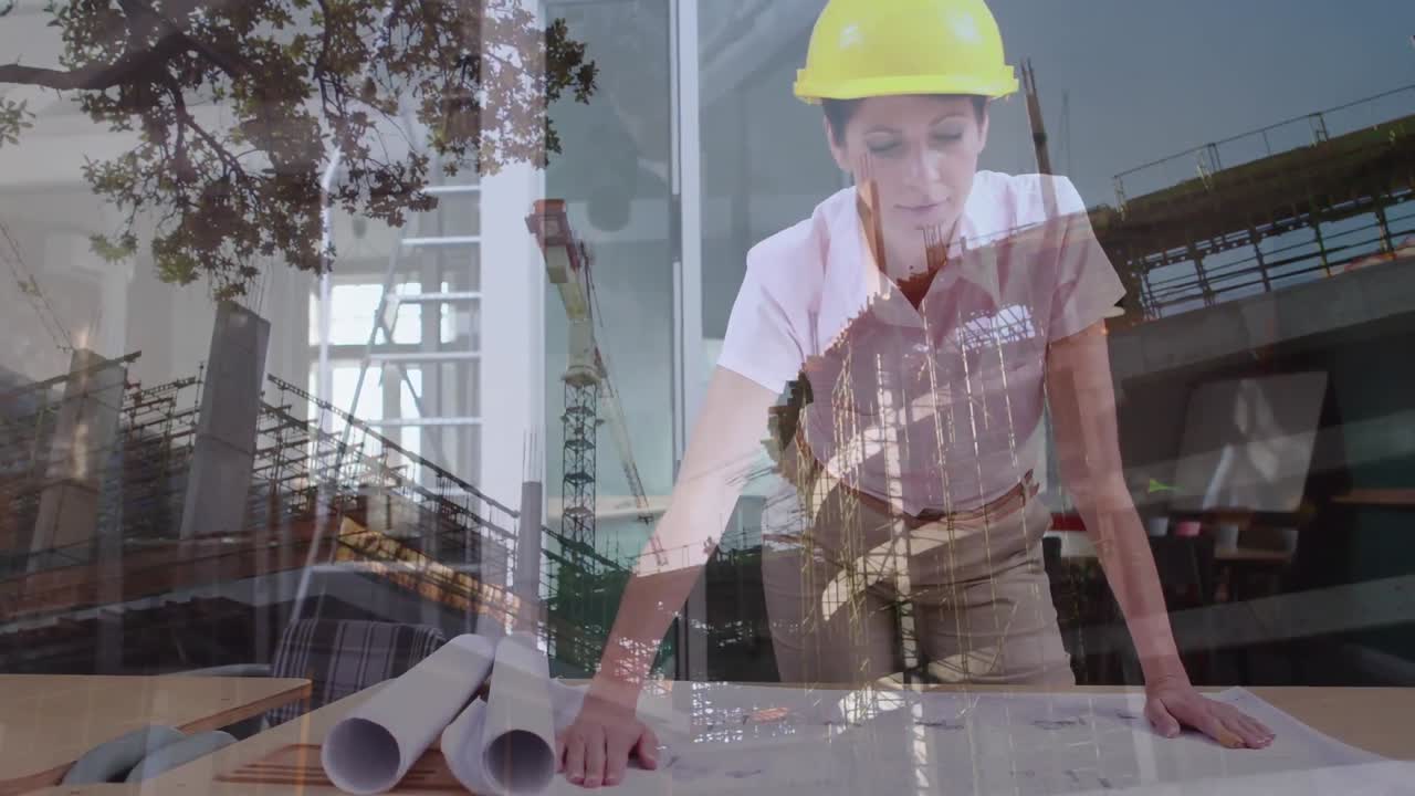 arquitecto femenino mirando planos con sitio de construcción