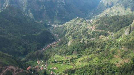 Miradouro-Eira-Do-Serrado-Vista-Aérea-Mirando-Hacia-Abajo-Sobre-El-Pueblo-De-Montaña-Del-Valle-De-Las-Monjas-En-Madeira,-Portugal