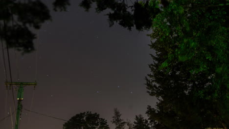 La-Almena-De-La-Estrella-De-La-Osa-Mayor-Se-Mueve-Por-El-Cielo-Nocturno-Durante-El-Lapso-De-Tiempo-Estelar-Mirando-A-Través-De-Los-árboles-Y-Un-Poste-Telefónico-En-Un-Pequeño-Vecindario