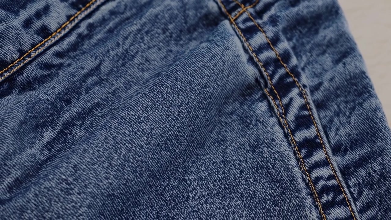 Primo Piano di Tessuto Denim Blu per Jeans con Cuciture e Impunture