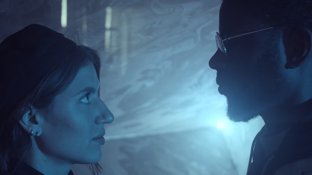 로맨틱한 커플이 레이저 터널에 서 있습니다.