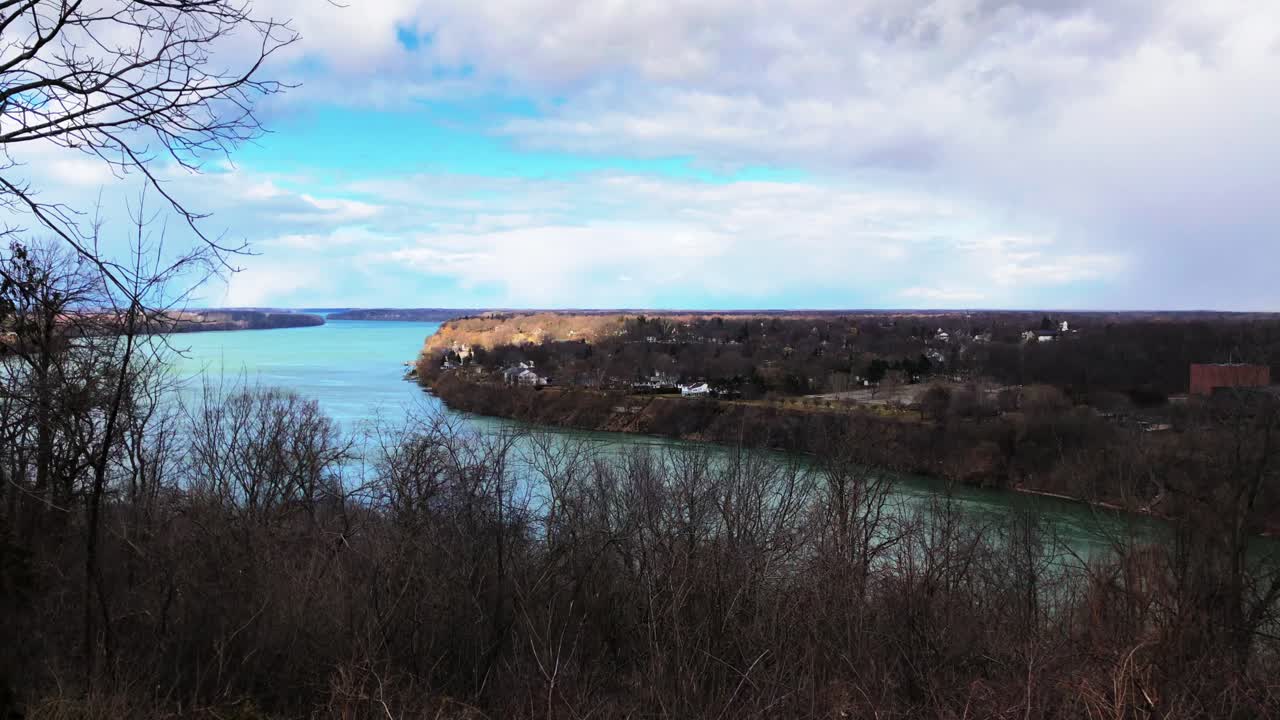 Panoramashot van een rivier van onder naar boven