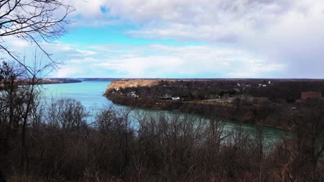 toma panorámica de un río de abajo hacia arriba