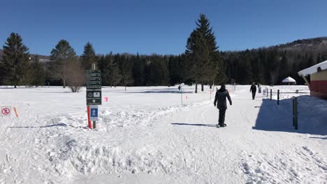 Sendero-De-Una-Ruta-De-Senderismo-Con-Raquetas-De-Nieve-En-Las-Montañas-Canadienses-Durante-El-Frío-Invierno