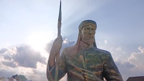 Die-Historische-Touristenattraktion-Eines-Lokalen-Helden-Namens-Noyo-Gimbal-Statue-Im-Dorf-Bangsri,-Blora,-Indonesien