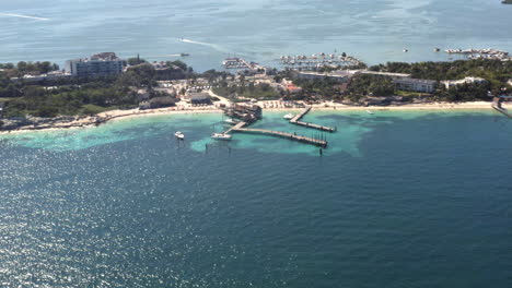 Touristenresort-Und-Tropischer-Strand-Mit-Piers-Und-Blauem-Meer-In-Cancun