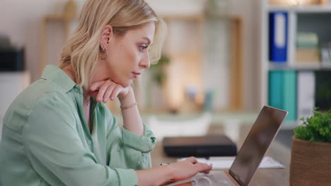 mujer segura trabajando en la computadora