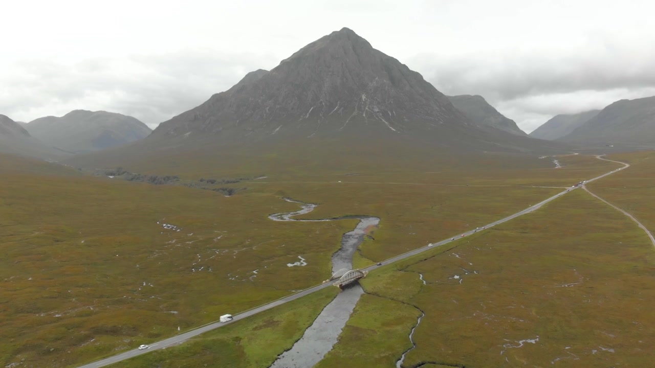 Revelación con dron de Buachaille Etive Mor, la carretera A82 y el río, Glencoe.