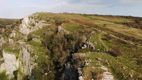 vista aérea de los pintorescos acantilados de piedra caliza del desfiladero de cheddar