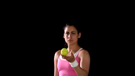 jugador de tenis lanzando y atrapando la pelota