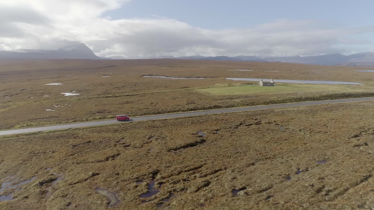 seguimiento aéreo de una furgoneta roja a lo largo de la carretera de la costa norte a838 en el norte de escocia