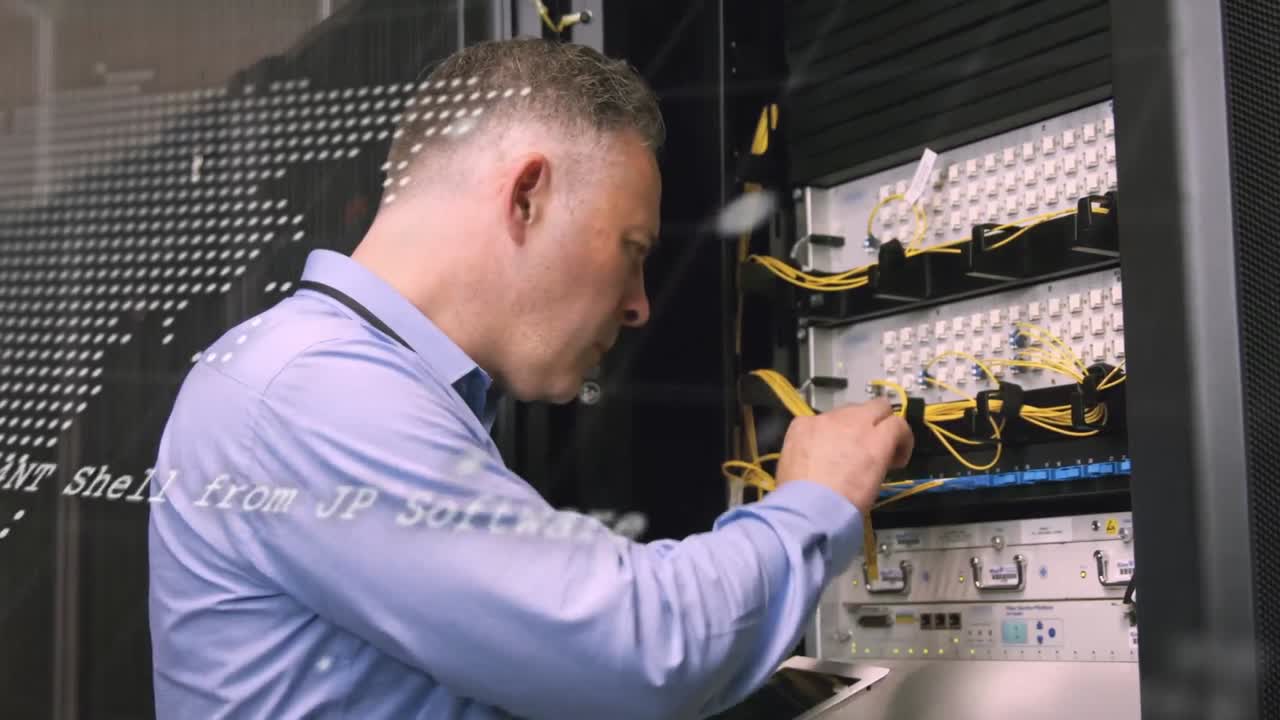 animación del mapa del mundo y procesamiento de datos sobre un empresario caucásico en la sala de servidores