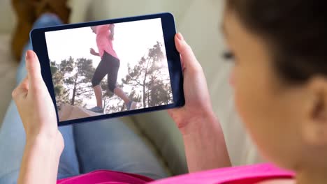 tableta que muestra un video de una corredora