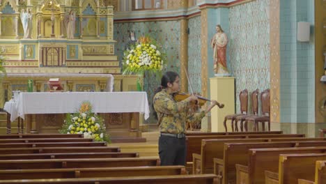 Músico-Tocando-Un-Violín