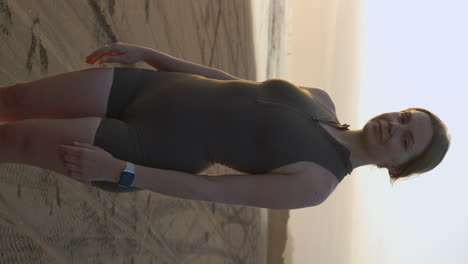 mujer en traje de baño en la playa