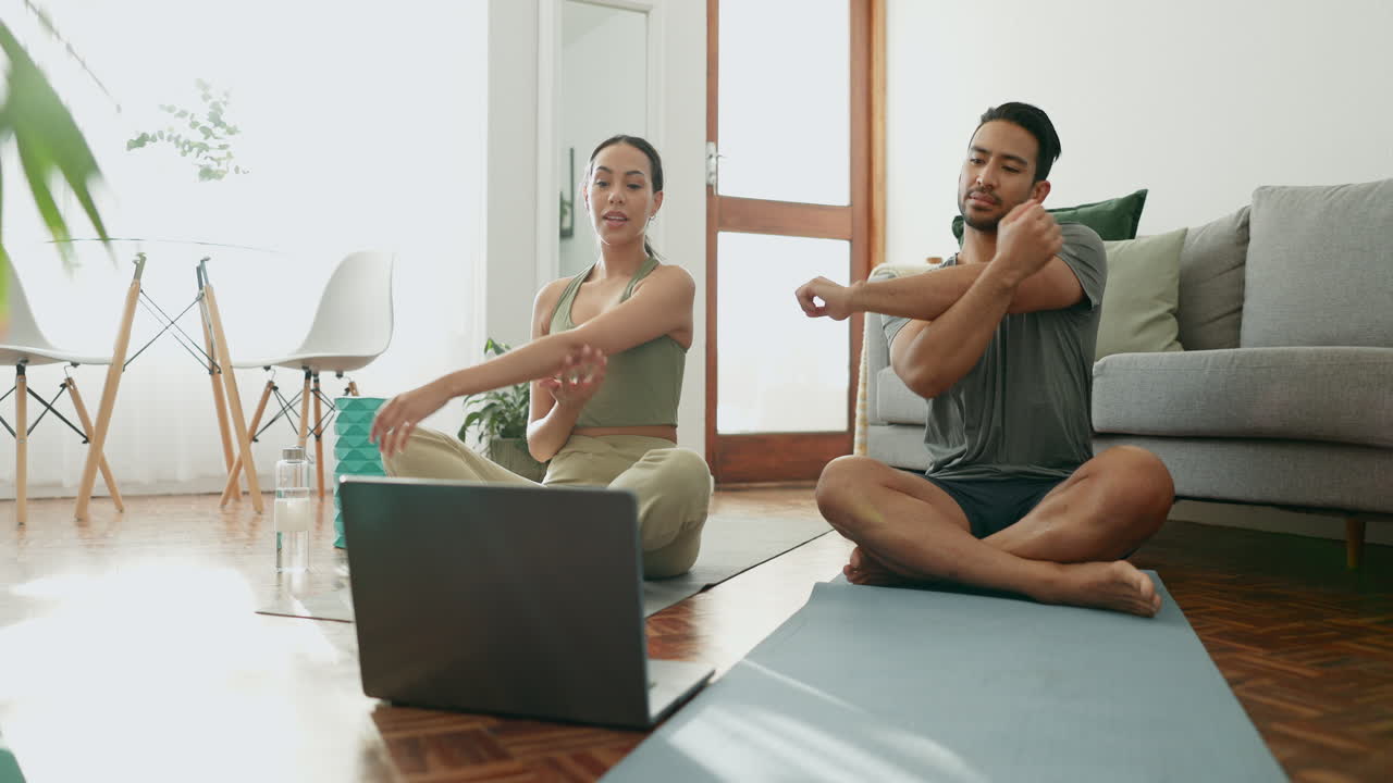 yoga, computadora portátil y un high five con una pareja