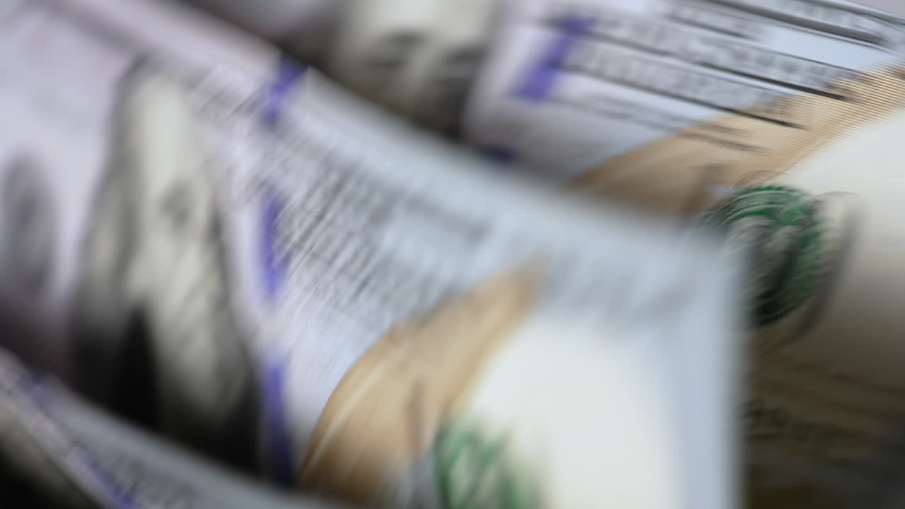 Macchina contabanconote che conta nuove banconote da 100 dollari USA.