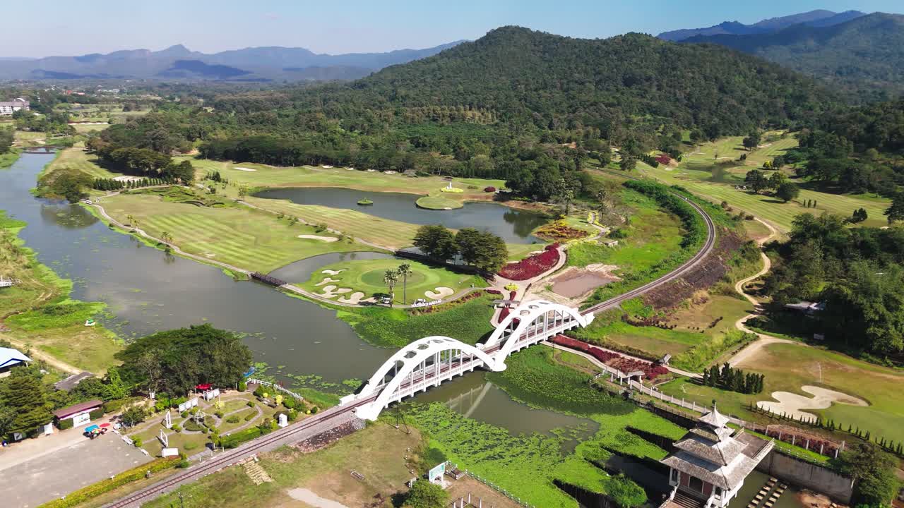Drone survolant le pont blanc de Tha Chomphu (2 sur 2)