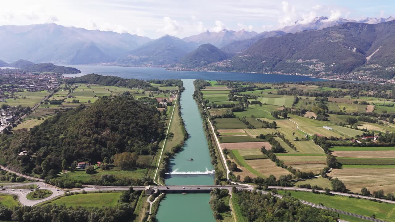 Vista aerea con drone del fiume Adda che conduce al Lago di Como, Italia