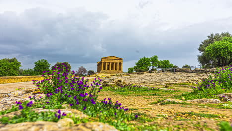 Time-Lapse-Shot-Turista-Visitando-El-Antiguo-Valle-Dei-Templi-Durante-Nubes-Oscuras-En-El-Cielo---Viaje-De-Vacaciones-En-Sicilia,-Italia