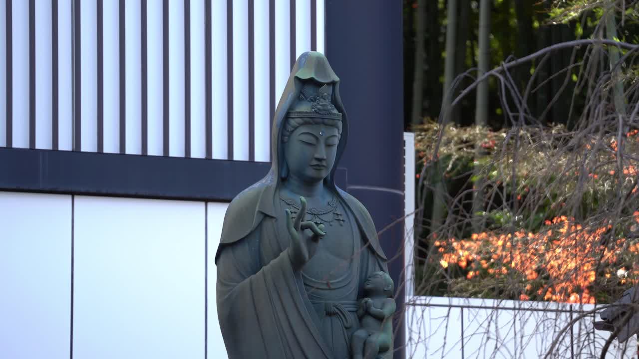 Yerel bir Japon Tapınağında Budist Heykeli