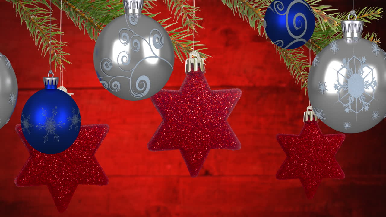 animación de bolas azules y plateadas y decoración navideña de estrella roja colgada del árbol de navidad