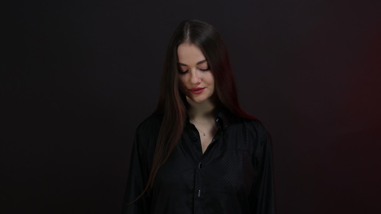 la mirada tímida y vergonzosa de una chica se convierte en una mirada seria