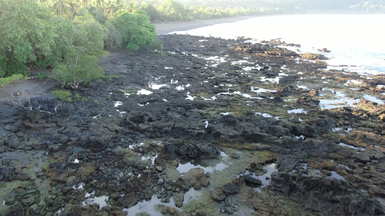 vista de drones de la playa de costa rica que muestra el mar, la costa y el bosque de palmeras en el parque nacional corcovado en la península de osa en un día soleado en el océano pacífico temprano en la mañana