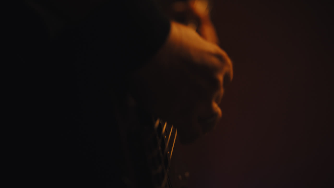 primer plano de los dedos tocando el bajo