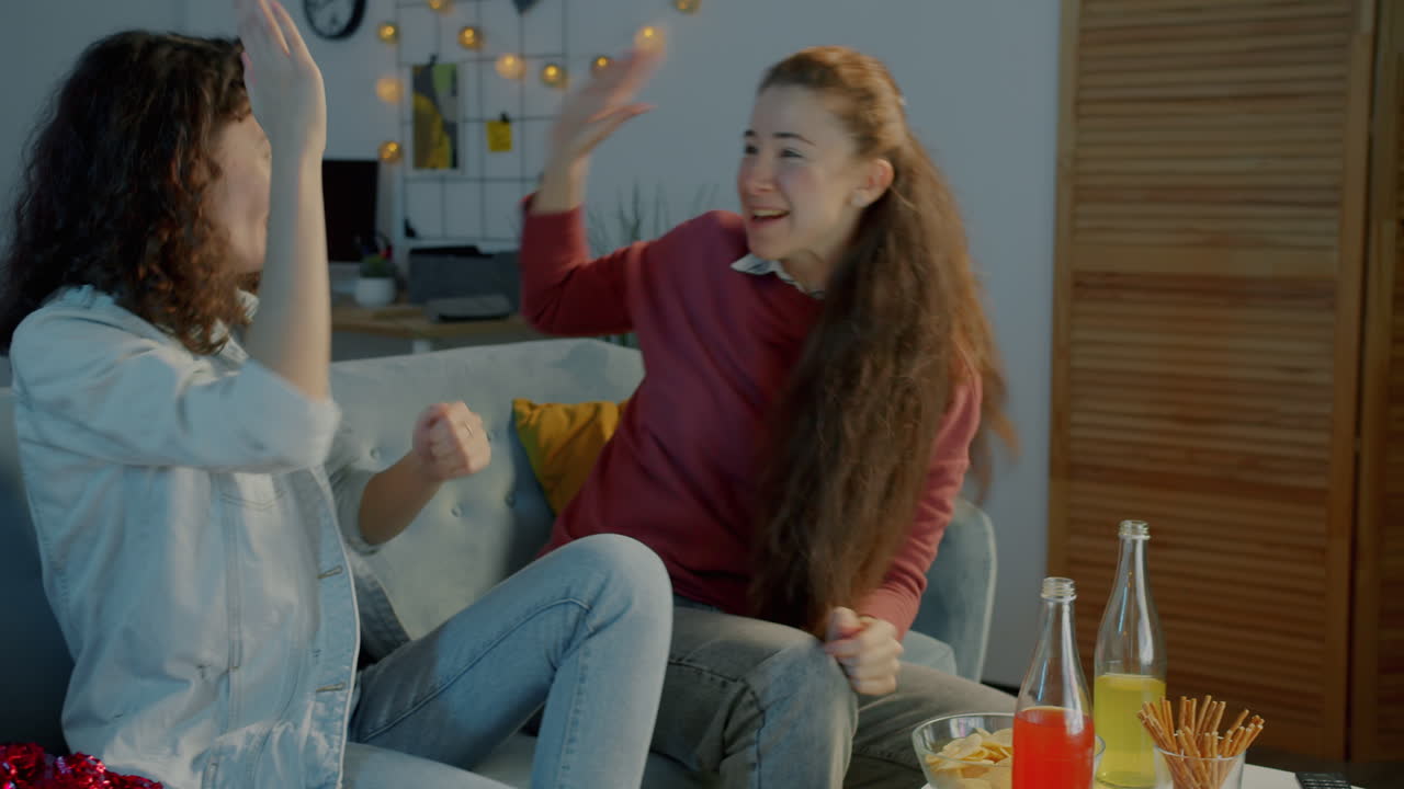 승리 를 축하 하는 친구 들