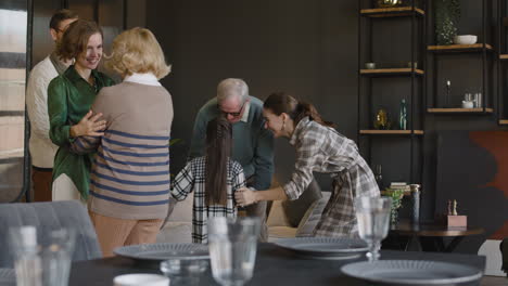 familia feliz visitando a los abuelos en casa y abrazándose juntos 2