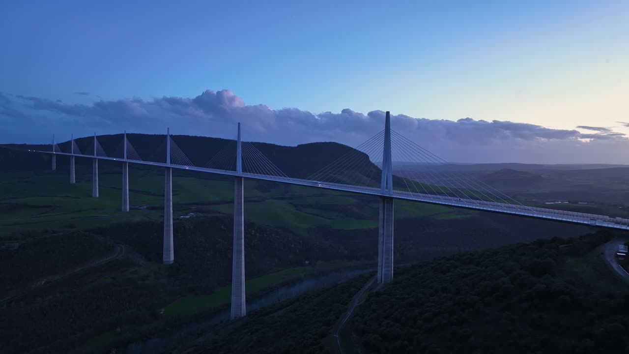 밤의 드론 영상: 밀라우 다이아이 빛납니다.