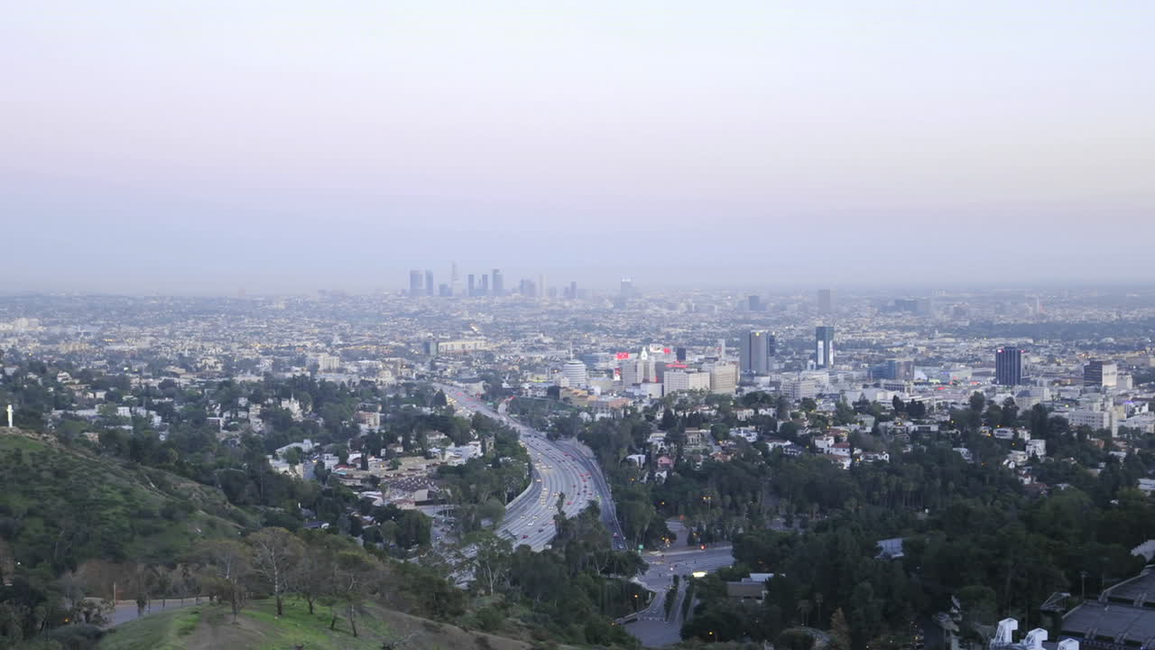movimiento de lapso de tiempo de autos conduciendo en la autopista 101 hacia los ángeles al atardecer california