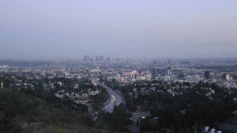 Time-lapse-motion-of-cars-driving-on-Highway-101-into-Los-Angeles-at-dusk-California