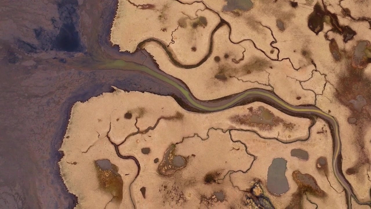 Formações de veias de rio glacial marrom na Islândia, vista aérea superior.