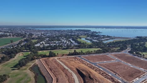 Vista-Panorámica-De-La-Finca-Silverwoods-Y-El-Campo-De-Golf-En-Yarrawonga-Con-El-Lago-Mulwala-Más-Allá