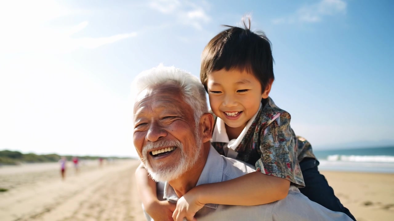 晴れたビーチで孫をおんぶする幸せな祖父
