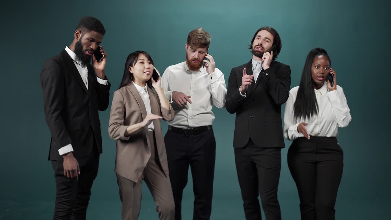 동료들은 함께 서서 전화로 대화하고 몇 가지 중요한 질문을 해결하고 있습니다.