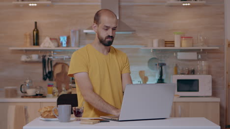 hombre usando una aplicación de hogar inteligente con asistente de voz que controla el encendido de la luz