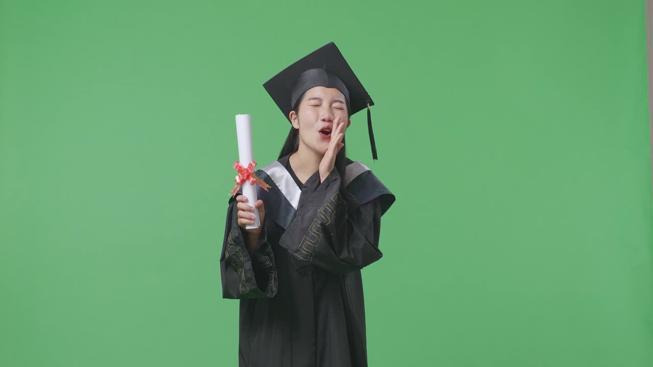 디플로마로 흥분한 졸업생