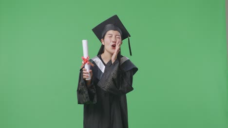 emocionado por graduarse con un diploma