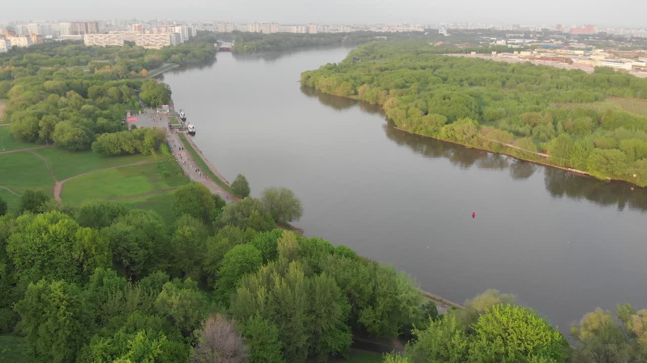 오후에 무인 항공기에서 모스크바 moska 강과 kazan 4k의 chuch
