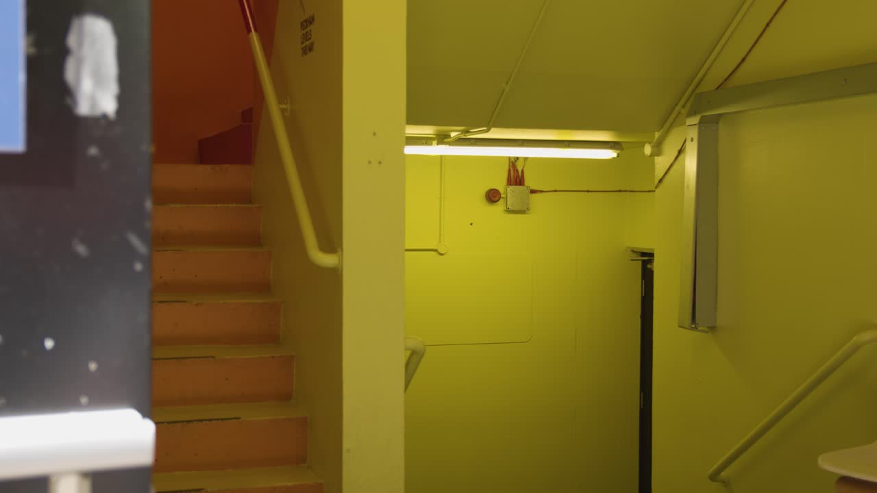 런던 남부의  ⁇ 햄에 있는 건물의 외관에 있는 스트리트 아트 그림과 그래피티