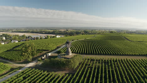 Punto-De-Vista-De-Drones-Aéreos-Del-Molino-De-Viento-Del-Siglo-XVIII-Moulin-De-La-Tranchee-Cerca-De-Montsoreau-En-El-Valle-Del-Loira,-Sitio-Del-Patrimonio-Mundial-De-La-Unesco,-Francia