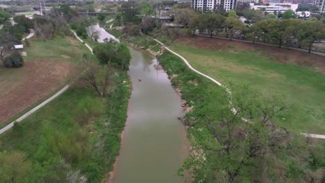 In-Diesem-Video-Geht-Es-Um-Eine-Luftaufnahme-Des-Buffalo-Bayou-In-Houston,-Texas