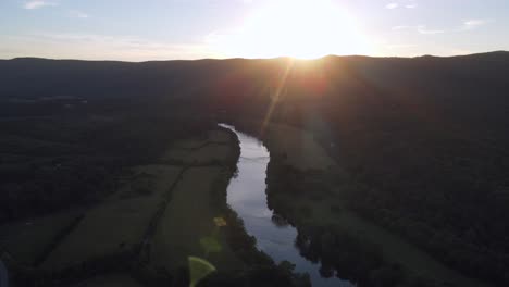 Excelente-Vista-Aérea-Del-Río-Shenandoah-Cuando-El-Sol-Comienza-A-Ponerse-En-Virginia