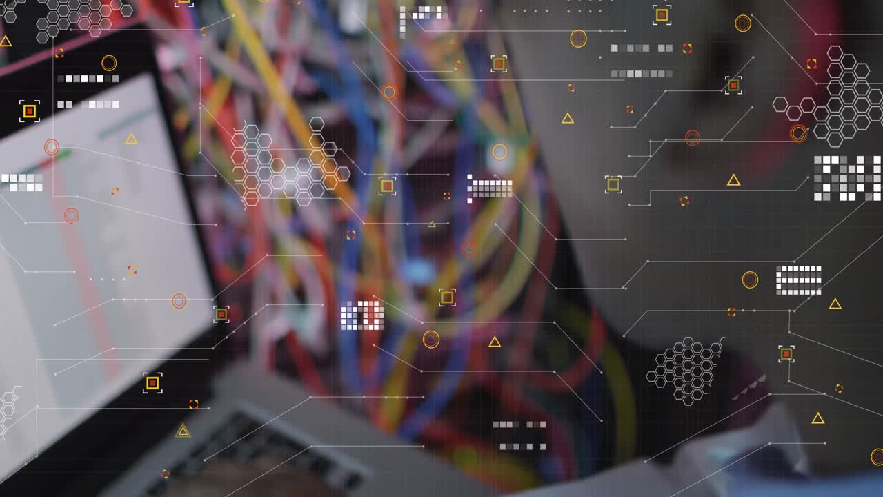 서버  ⁇ 에서 노트북을 사용하는 아프리카계 미국인 남성 엔지니어에 대한 데이터 처리 애니메이션